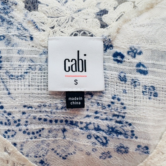 CAbi ~ Sleeveless Blue Paisley and White Blouse White Lace Trim Cinch Tie Waist - Picture 3 of 11